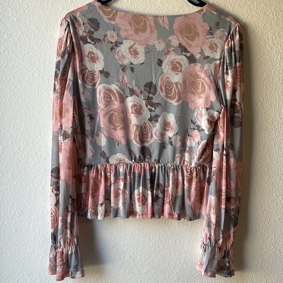 Francesca’s grey and pink floral blouse - Picture 2 of 5